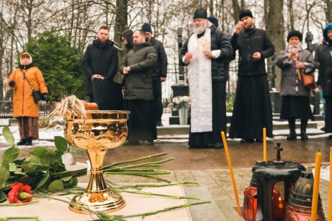 Освящение надгробного креста